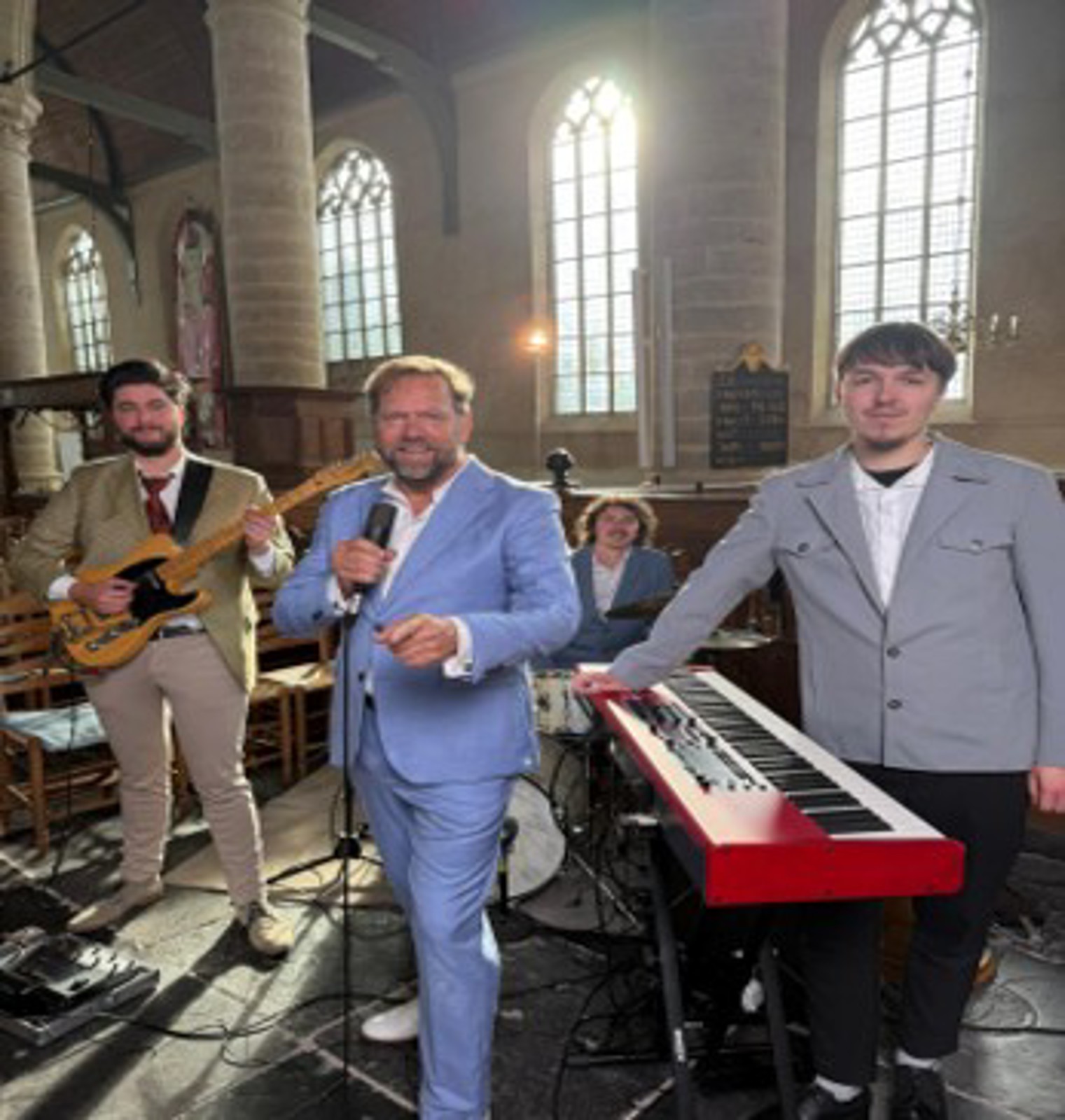 Ds. Fred Omvlee treedt op in de Kerk te Dirkshorn.